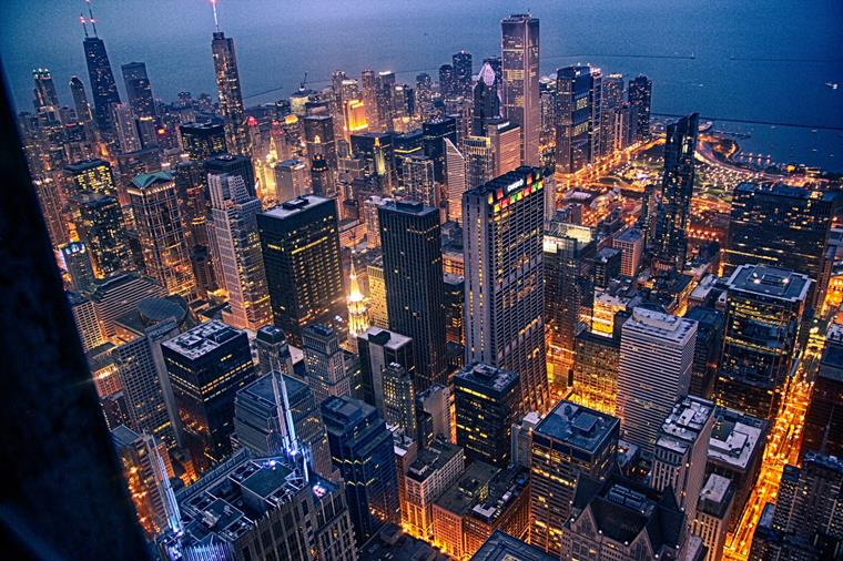 Chicago (USA) je město, jehož panorámu dominují četné mrakodrapy.