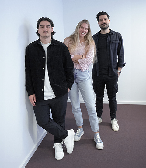 Skupina zaměstnanců na společné fotografii, ukázka týmové práce a diverzity