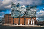 Jedinečná je skleněná fasáda koncertního sálu Elbphilharmonie.
