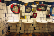 I veřejné toalety v Hundertwasserově domě ve Vídni jsou samy o sobě zážitkem.