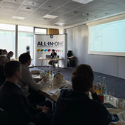 Obrázek ukazuje živou atmosféru Community Day v Düsseldorfu.