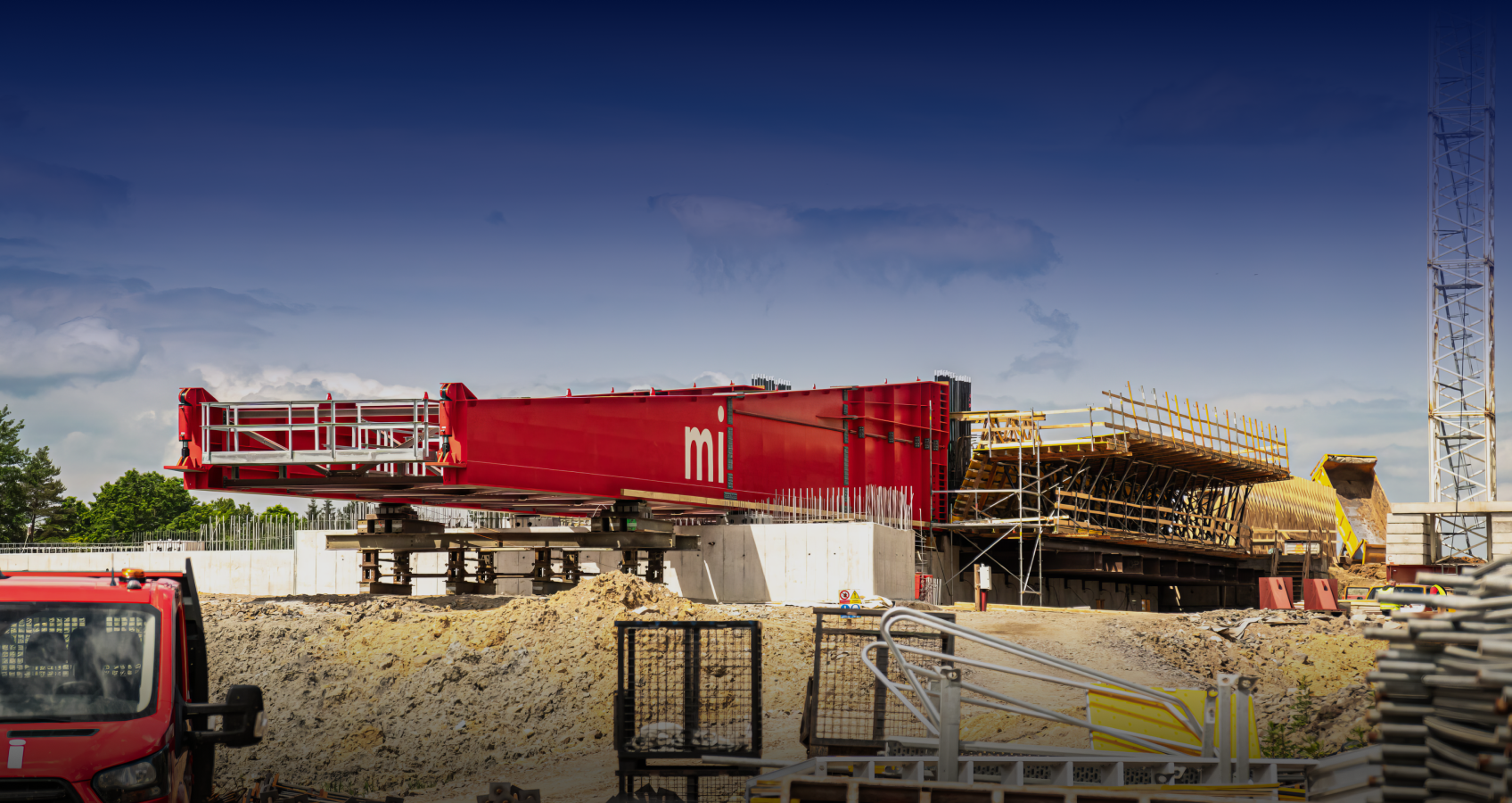 Kompletace výsuvného nosu pro estakádu D35, zachyceno na staveništi.