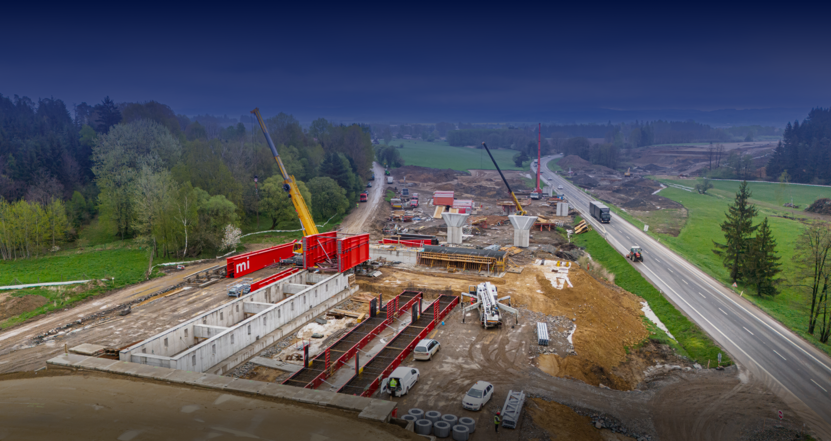 Montáž výsuvného nosu na staveništi mostní estakády D35.