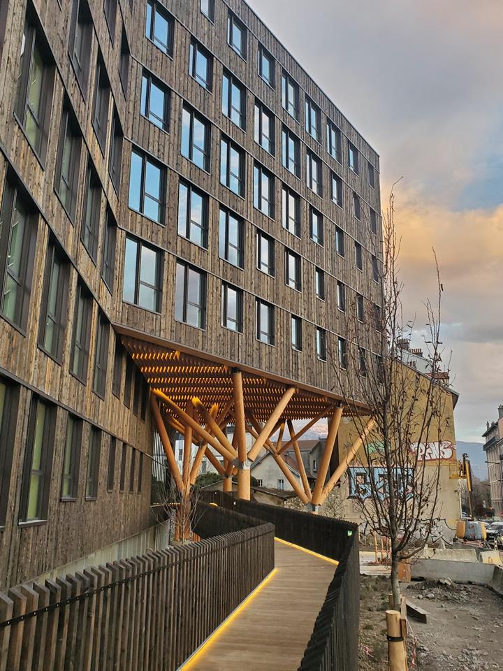 Kancelářská budova WOOD na dřevěných sloupech | © CBS-Lifteam