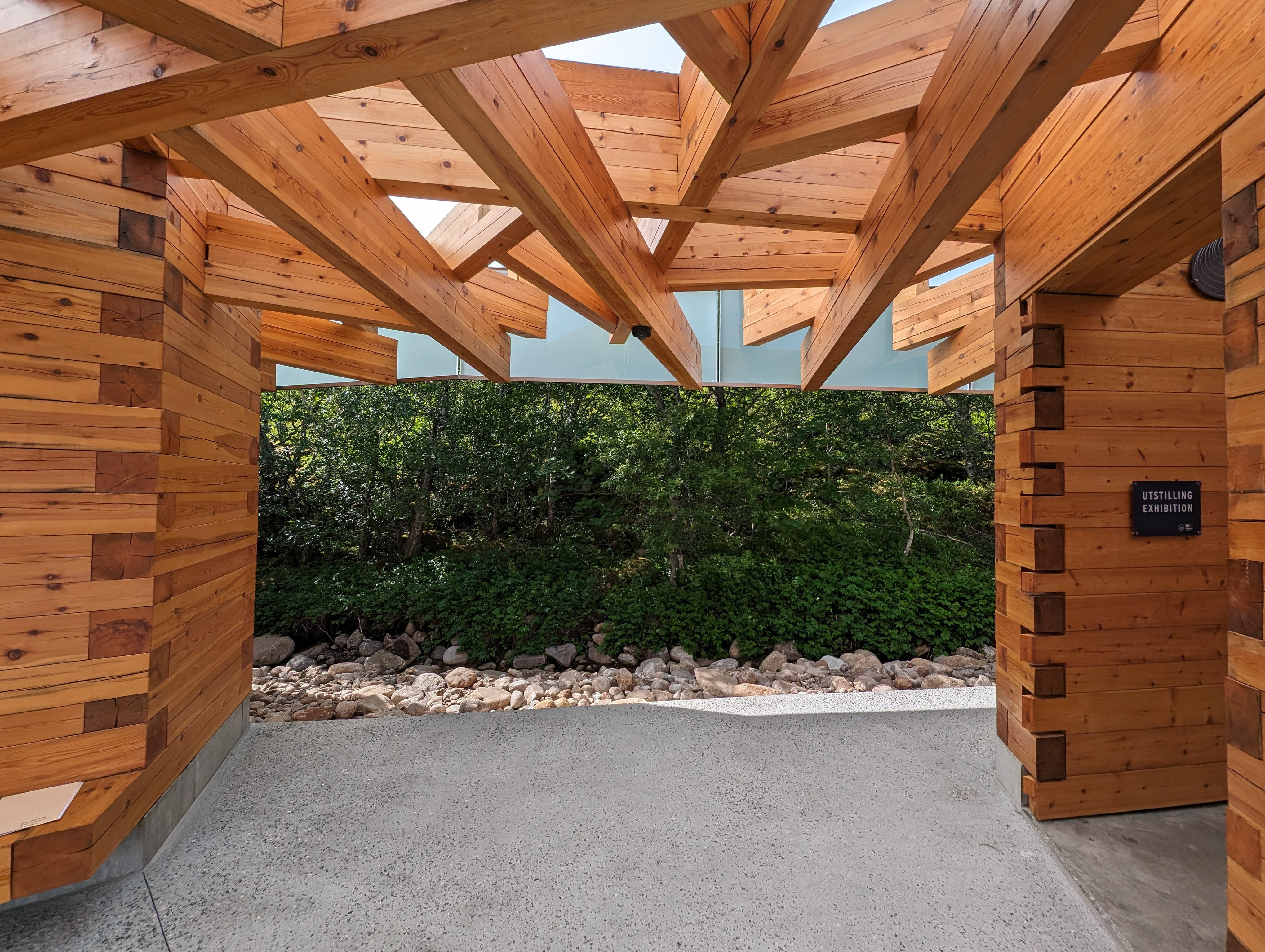 Pohled do interiéru servisní budovy společnosti Torghatten s moderní architekturou