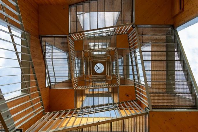 Vnitřní pohled na točité schodiště rozhledny Bannwaldturm, foto pořízené zespodu