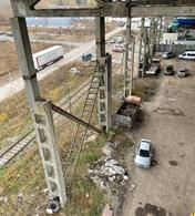 Konstrukce stávající budovy s výraznými betonovými sloupy a ocelovými diagonálami. Foto: Sergiy Umanskiy