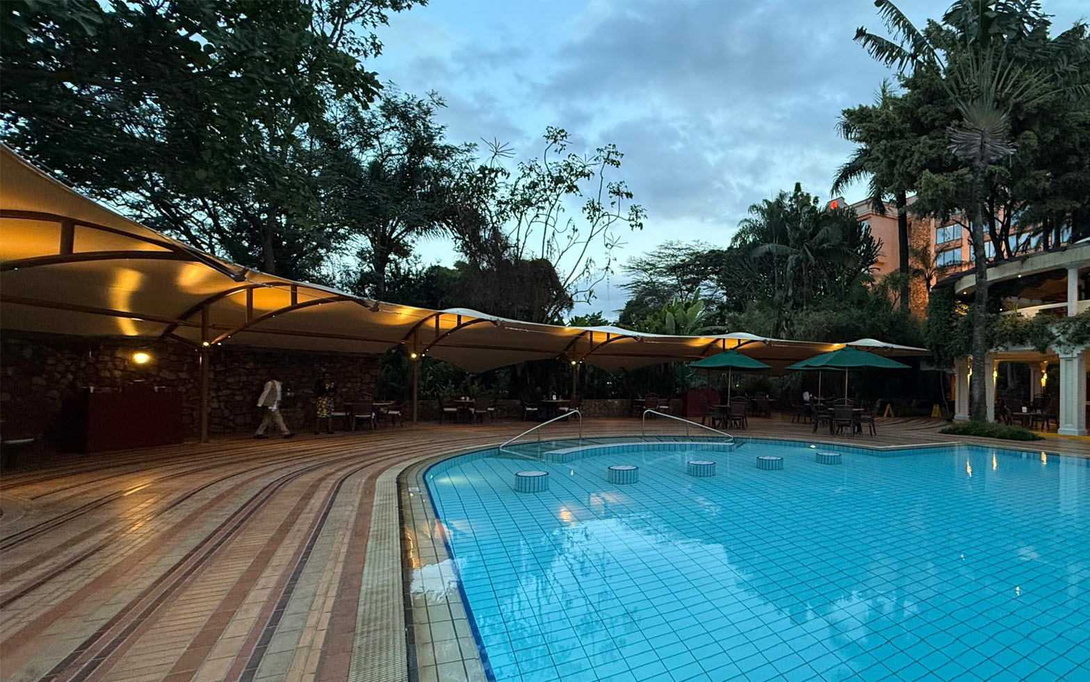 Membránové zastřešení s ocelovou konstrukcí u bazénu hotelu Serena, Nairobi