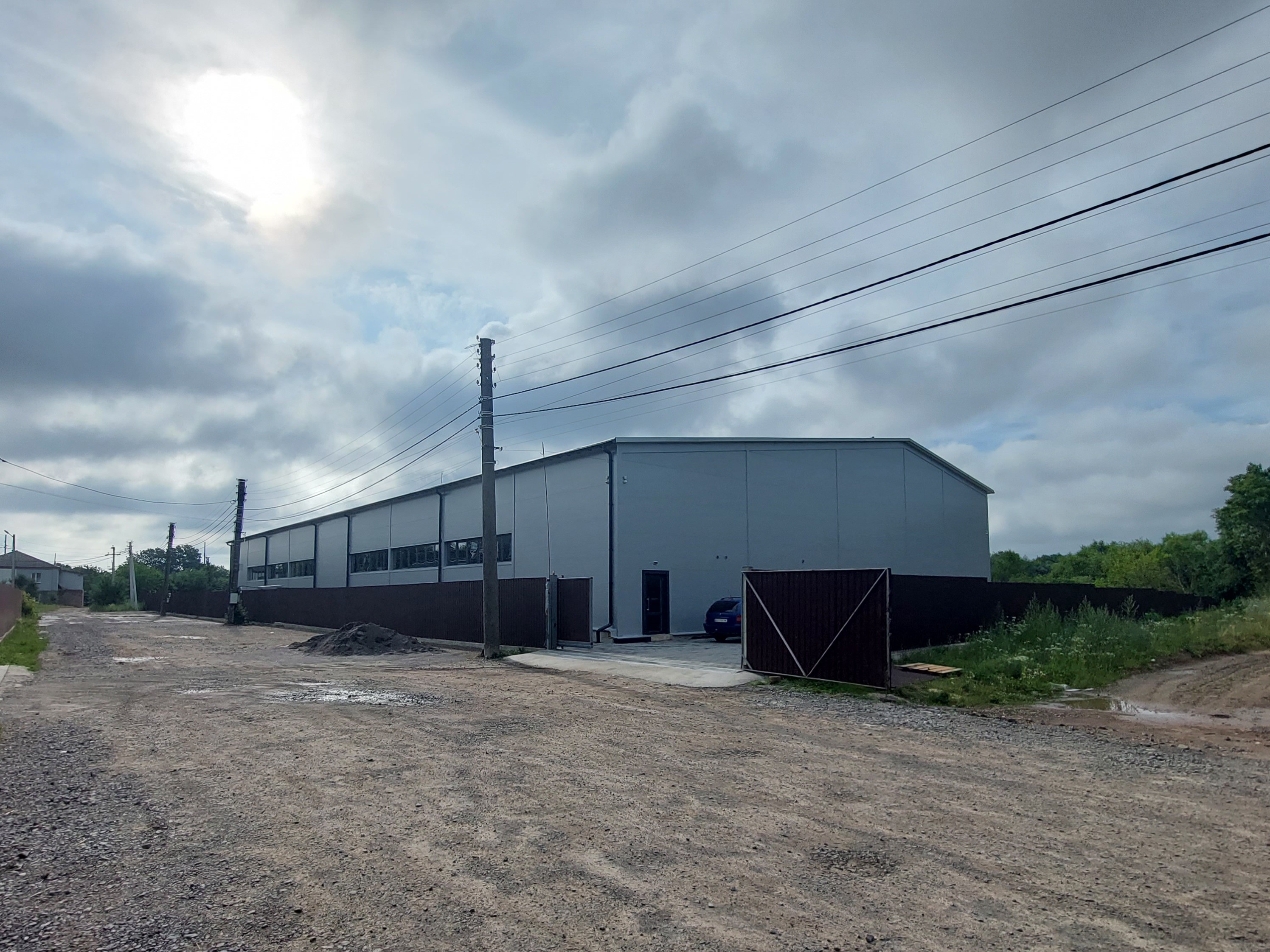 Vnější pohled na moderní logistické centrum v Chmelnickém na Ukrajině