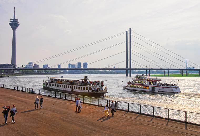 Most Theodora Heusse, který navrhl Fritz Leonhardt, v Düsseldorfu za slunečného počasí s modrou oblohou.