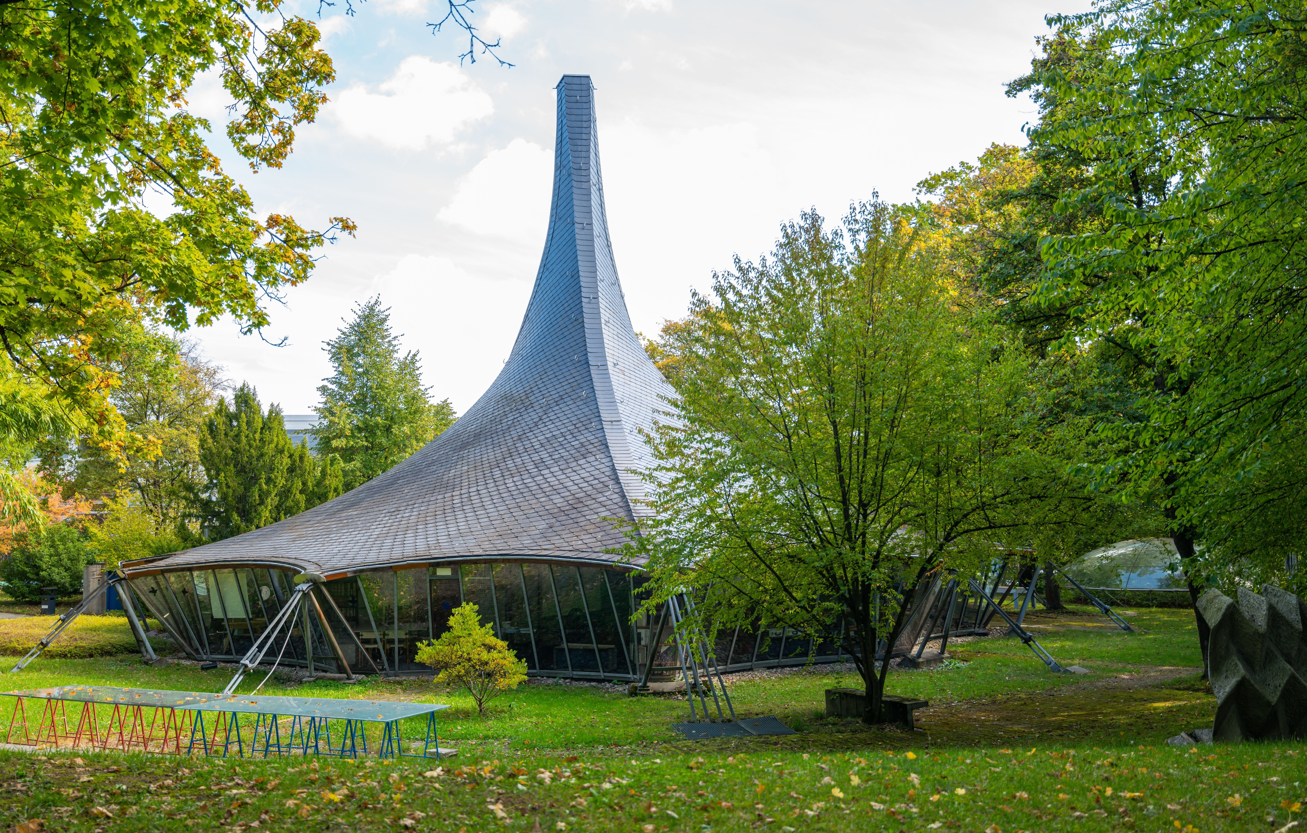 Pohled na budovu zvenku, Institut pro stavební navrhování a výpočty v Stuttgartu, moderní architektonický design