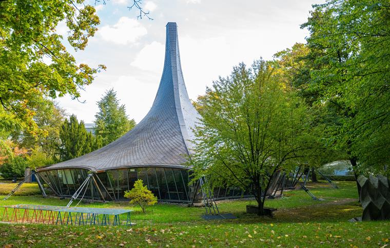 Pohled na budovu zvenku, Institut pro stavební navrhování a výpočty v Stuttgartu, moderní architektonický design