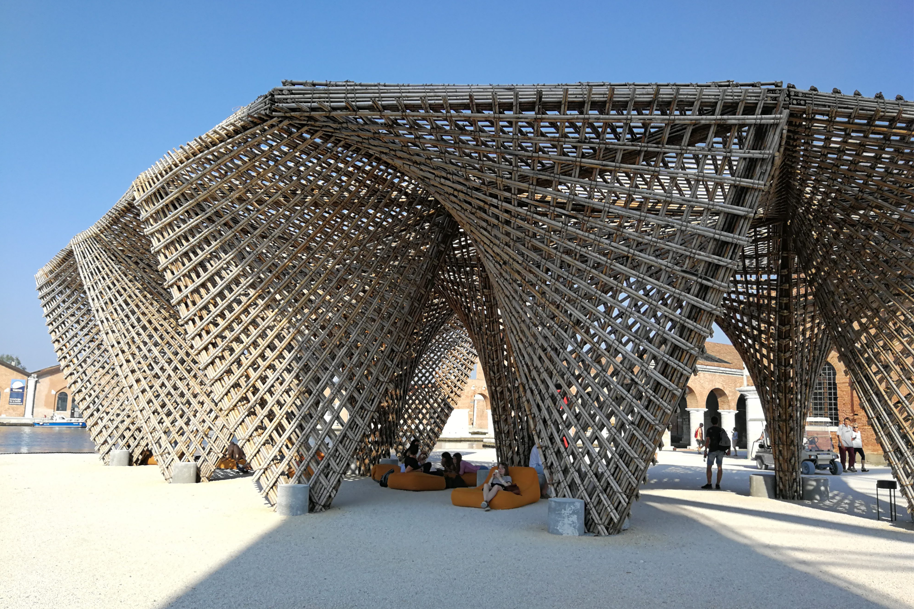 Bambusová stalaktitová stavba v Benátkách, Itálie