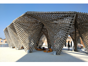 Bambusová stalaktitová stavba v Benátkách, Itálie