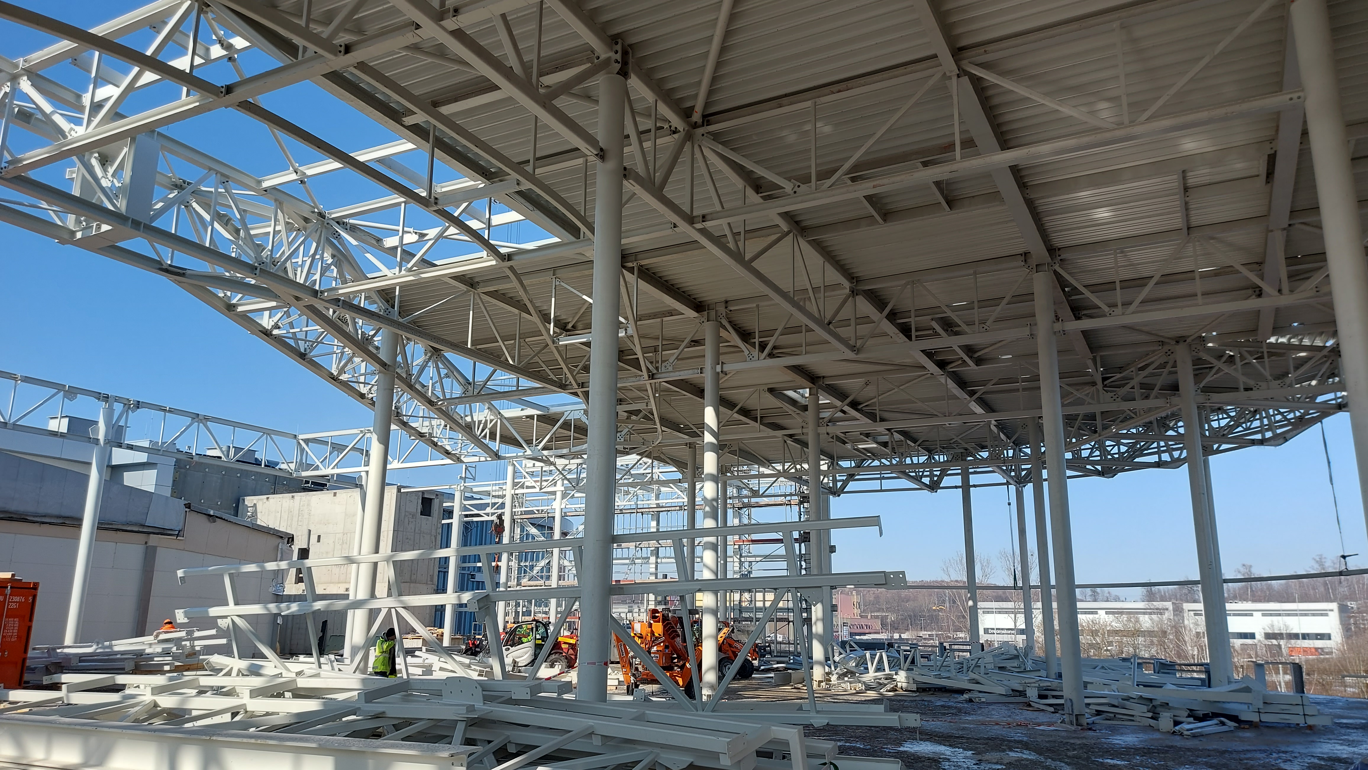 Přístavba kinosálů a zastřešení pasáže v Centru Černý Most s kombinací ocelových a železobetonových konstrukcí.