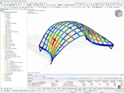 Detail počátečního zakřivení a předpětí v dřevěné konstrukci.