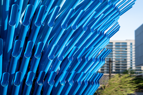 Detailní záběr na hliníkové trubky odhalující jejich materiálové vlastnosti a texturu povrchu. Foto © CRAFT Engineering Studio, Alan Tansey.