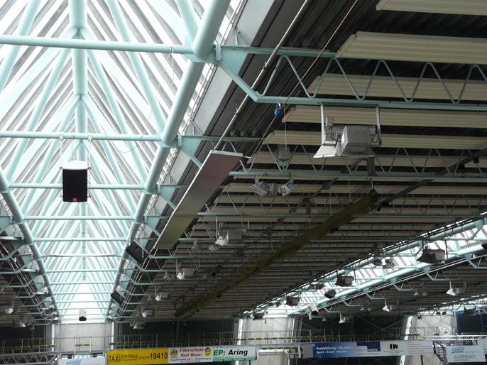 Detailní snímek střešní konstrukce s technickým příslušenstvím a se spoji