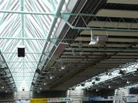 Detailní snímek střešní konstrukce s technickým příslušenstvím a se spoji