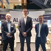 Drei Dlubal-Mitarbeiter stehen am Messestand der BIM World Munich 2025 vor Bannern zu RFEM, RSTAB und weiteren Dlubal-Produkten.