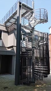 Koncepční renderování moderního ocelového schodiště navrženého pro působivý interiér evangelického kostela společností SAGBO ENGINEERS.