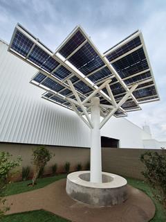 Stabilní ocelová konstrukce pro instalaci fotovoltaických systémů ve formě stromu