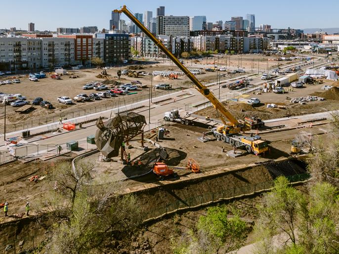 Stavební práce na Denargo Market Rhino Climberu s podrobným zobrazením procesu na staveništi