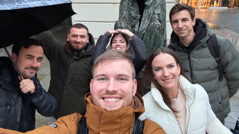 Zaměstnanci se sešli na společenské akci, která přispěla k uvolněné a přátelské atmosféře ve společnosti.