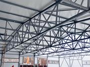 RFEM 6 usnadňuje posouzení ocelové konstrukce bez sloupů na náročném terénu, s optimalizovanými ocelovými přípoji a statickým modelem.