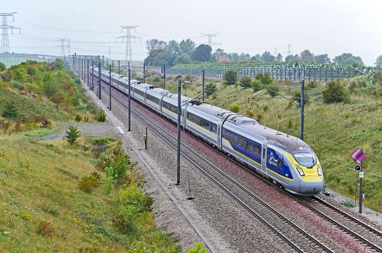 Vlak Eurostar projíždí Eurotunelem na cestě z Londýna do Paříže.
