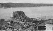 Most Québecského mostu po jeho zřícení v roce 1907 ukazuje konstrukci v troskách a následky kolapsu.