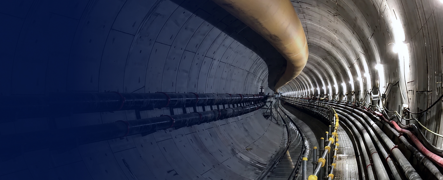 Fotografie složitého potrubního systému používaného v tunelovém stavitelství od společnosti Cembra Engineering Consultancy.