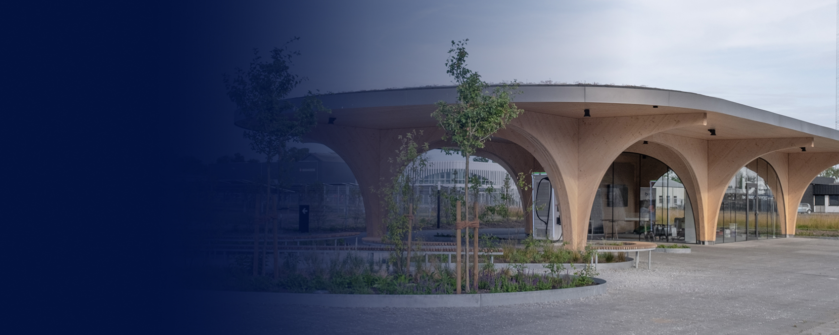Dřevěný inženýrský projekt nabíjecí stanice v Dánsku, představující udržitelnou architekturu od Ergodomus Timber Engineering.