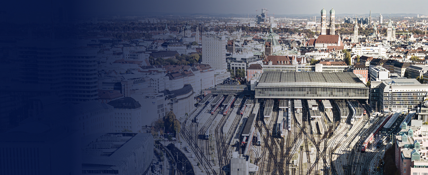 Střešní konstrukce kolejnicové haly Mnichovského hlavního nádraží, která představuje návrh a architekturu moderní infrastruktury železniční stanice.