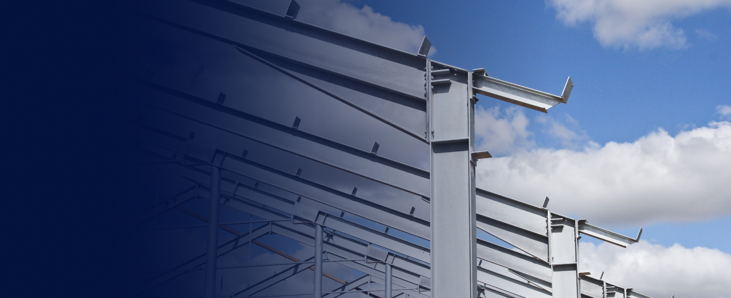 Pohled na složitou ocelovou konstrukci navrženou společností Blanke + Zollner Ingenieure GmbH, zobrazující nosníky a spoje.