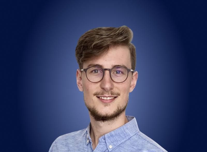 Portrét Lukase Raubera, M.Sc., hlavního inženýra na Institutu ocelových konstrukcí RWTH Aachen University.