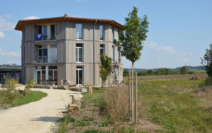 Pohled na obytnou věž Tempelhof v Kreßbergu, Bádensko-Württembersko, čistých architektonických linií a zasazenou do okolní krajiny
