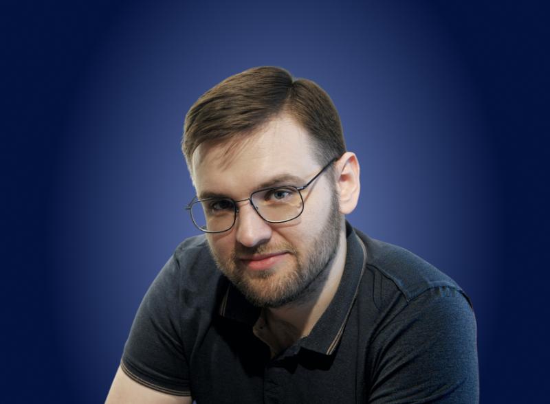 Obrázek Dmytra Matiuščenka, zachycující portrét inženýrského profesionála v profesionálním prostředí.