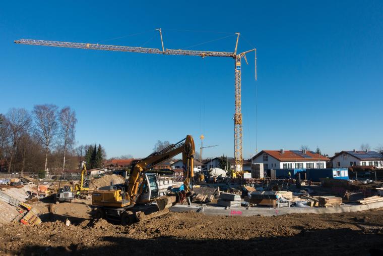 Jeřáb na velké stavbě, který se používá ke zvedání těžkých zatížení.