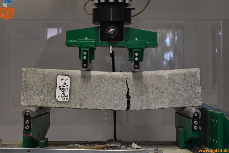 Abgeschlossener 4-Punkt-Biegeversuch mit Rissöffnung (Bild: BPL Müller und Lobisch GmbH)