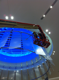 Beleuchteter Glas-Leuchter (© STUTZKI Engineering)