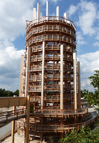 12-eckiger Aussichtsturm mit anschließendem Baumwipfelpfad links (© Harrer Ingenieure)