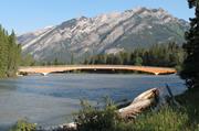 Fußgängerbrücke über den Bow River in Banff, Kanada (© StructureCraft Builders Inc.)