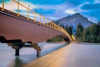 Brücke mit beleuchtetem Brückengeländer (© StructureCraft Builders Inc.)