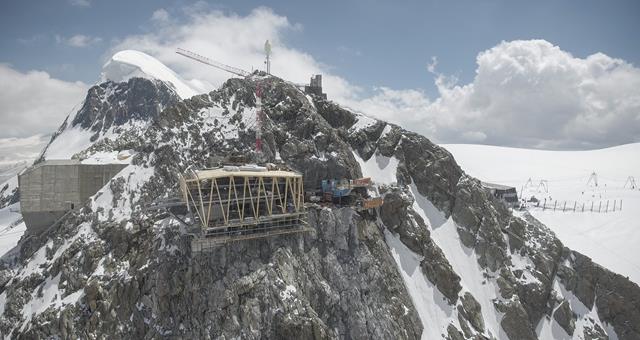 Bergstation der 3S-Bahn Klein Matterhorn während der Montage und links die bestehende Bergstation (© Aircam Zermatt)