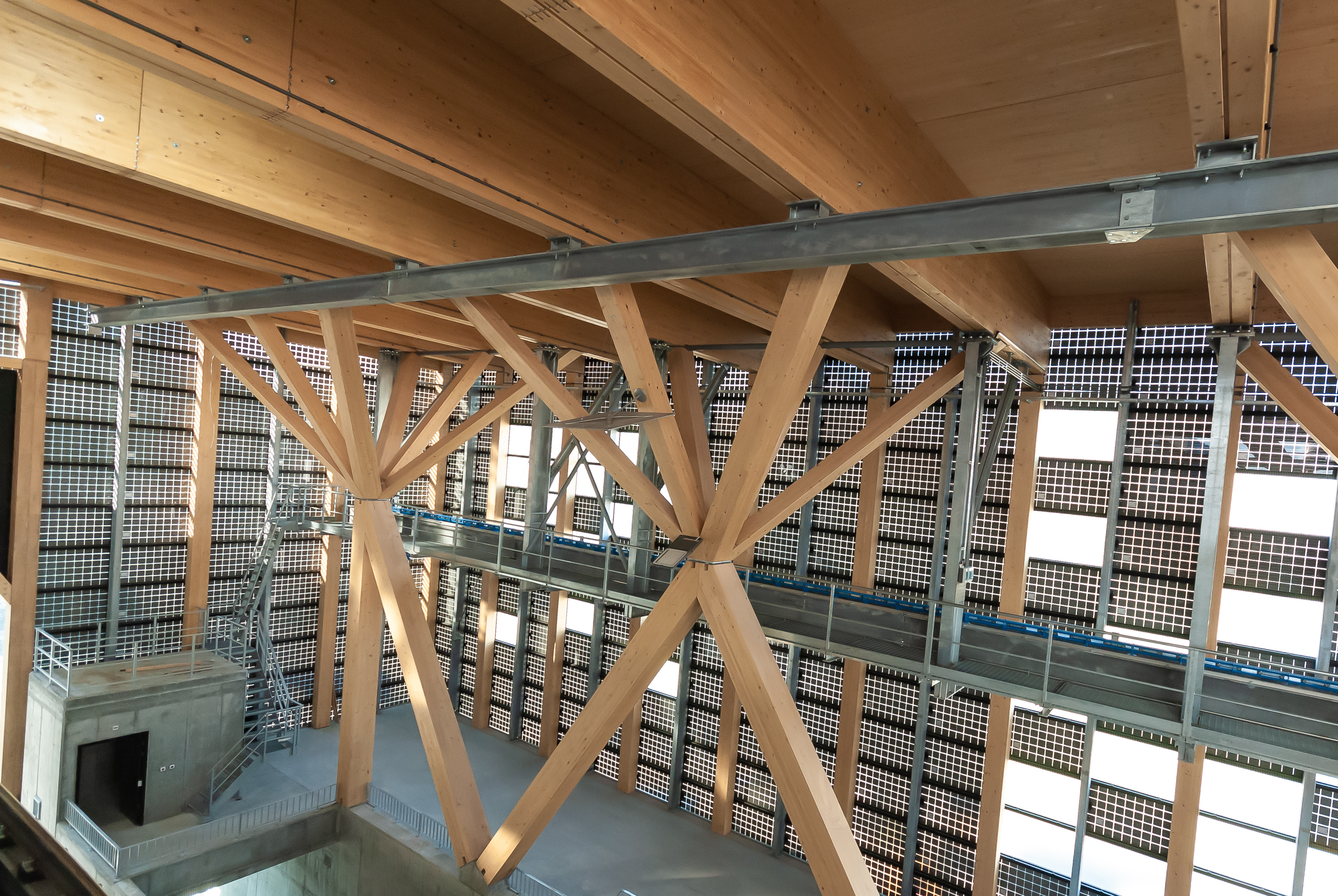 Fächerförmige Streben der Talstation (© Indermühle Bauingenieure)