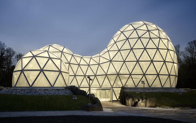 Empfangsgebäude „Mitoseum“ im Saurierpark Kleinwelka (© zapf & co., Michael Moser Images)