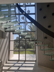 Gesamtansicht der Treppe aus verschiedenen Materialien (Holz, Stahl, Glas) Antibes, Frankreich (© YLEx)