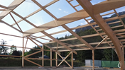 Ansicht der Holzrahmenkonstruktion zur Überdachung von zwei Tennisplätzen, Montmélian, Frankreich (© cbs-cbt)