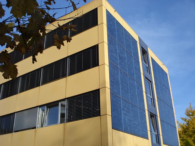 Fassade mit Solarpaneelen